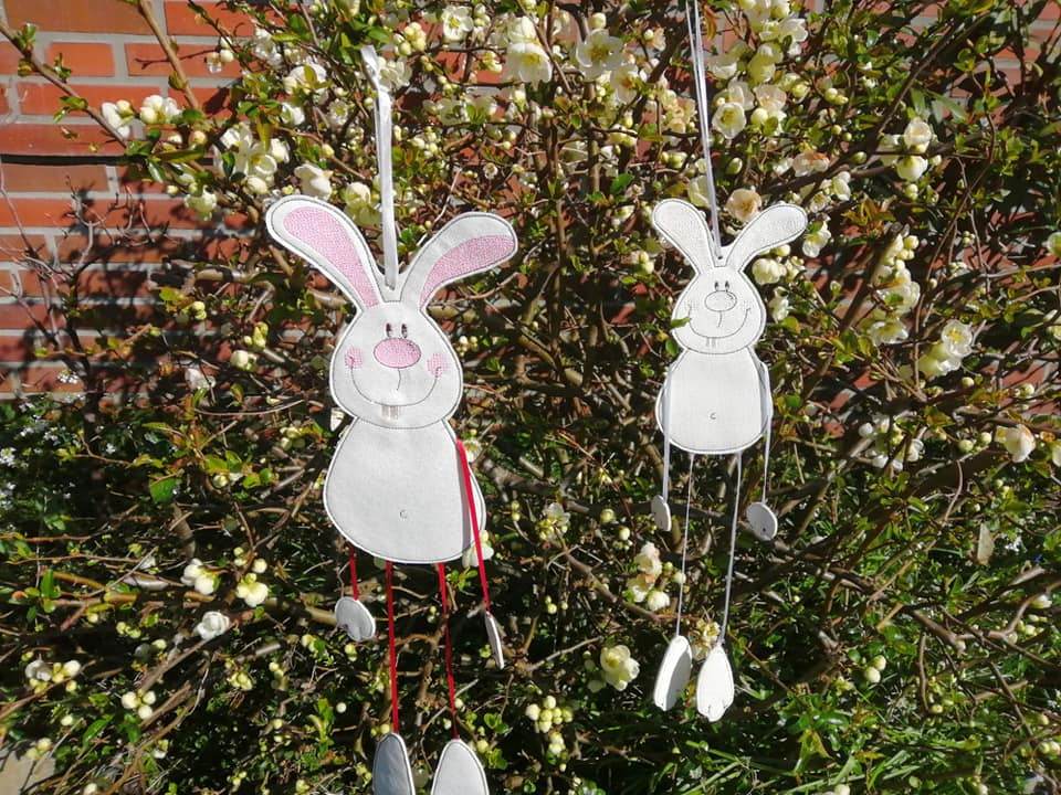 Stickdatei Hase HOPPEL mit Baumelbeinen in 2 Größen - Sewando