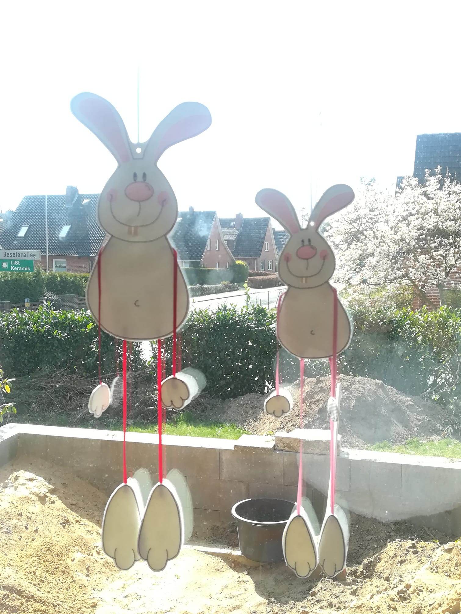 Stickdatei Hase HOPPEL mit Baumelbeinen in 2 Größen - Sewando