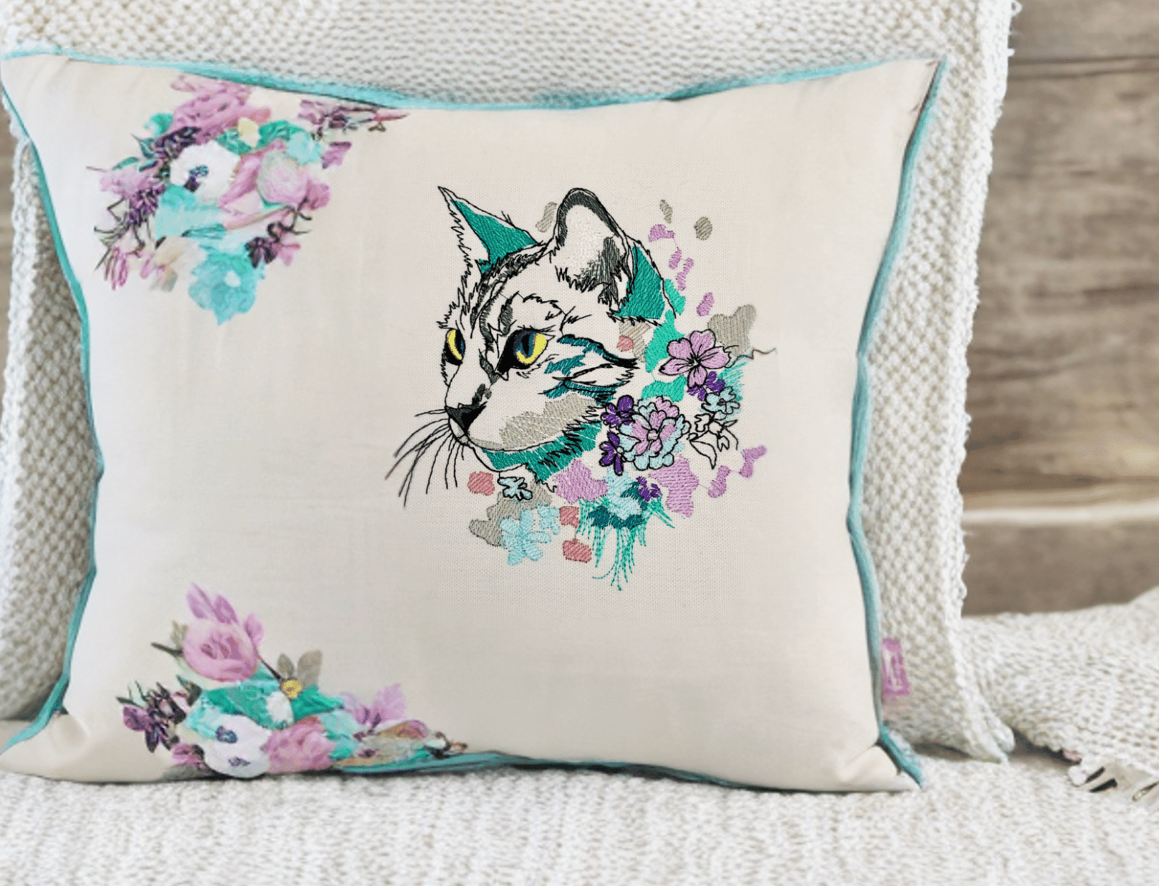 Katzenkopf mit floraler Umrahmung im Doodle-Stil für deine Stickmaschine - Sewando