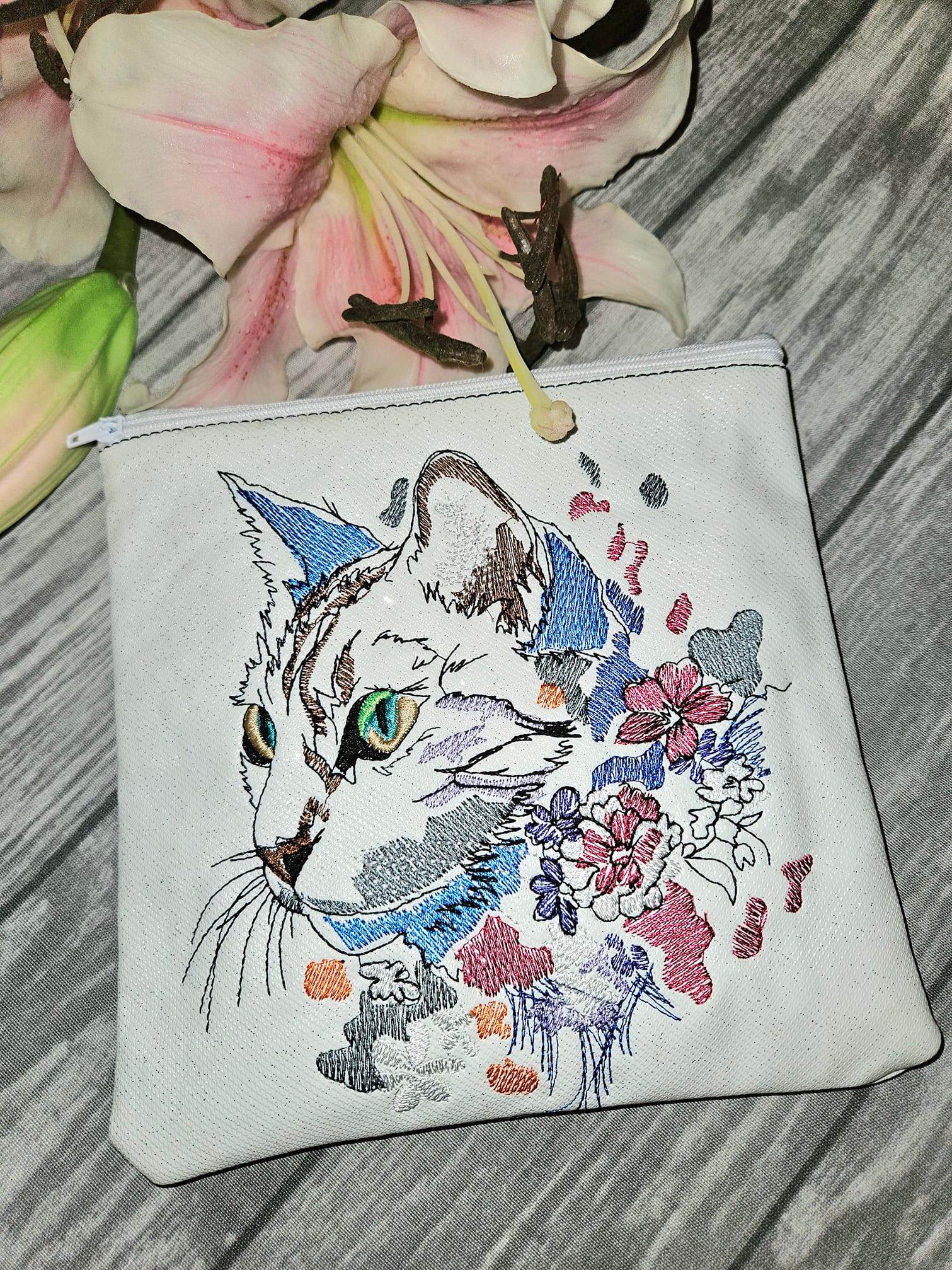 Katzenkopf mit floraler Umrahmung im Doodle-Stil für deine Stickmaschine - Sewando