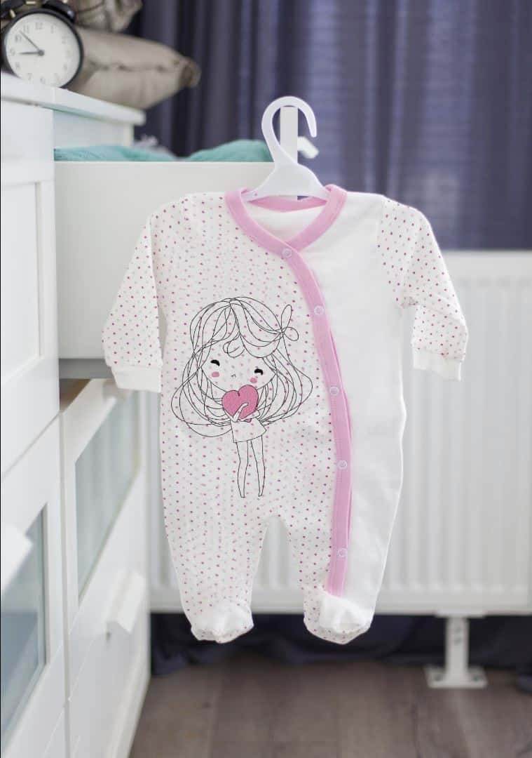 Mädchen mit Herz Stickdatei – einfach zum Verlieben für deine Stickmaschine - Sewando