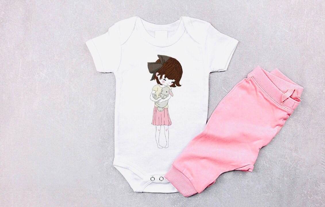 Mädchen mit Stofftier Stickdatei – für ganz viel Geborgenheit in deiner Stickmaschine - Sewando