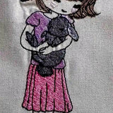 Mädchen mit Stofftier Stickdatei – für ganz viel Geborgenheit in deiner Stickmaschine - Sewando