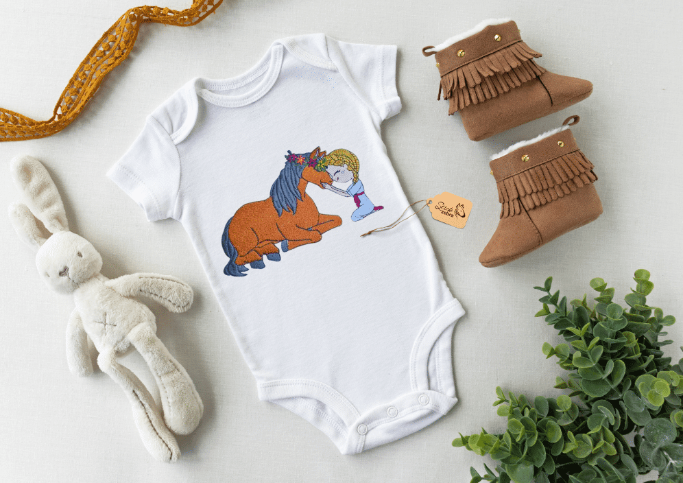 Mädchen mit Pony Stickdatei – liebevolles Motiv für Pferdefans & Geschenke - Sewando