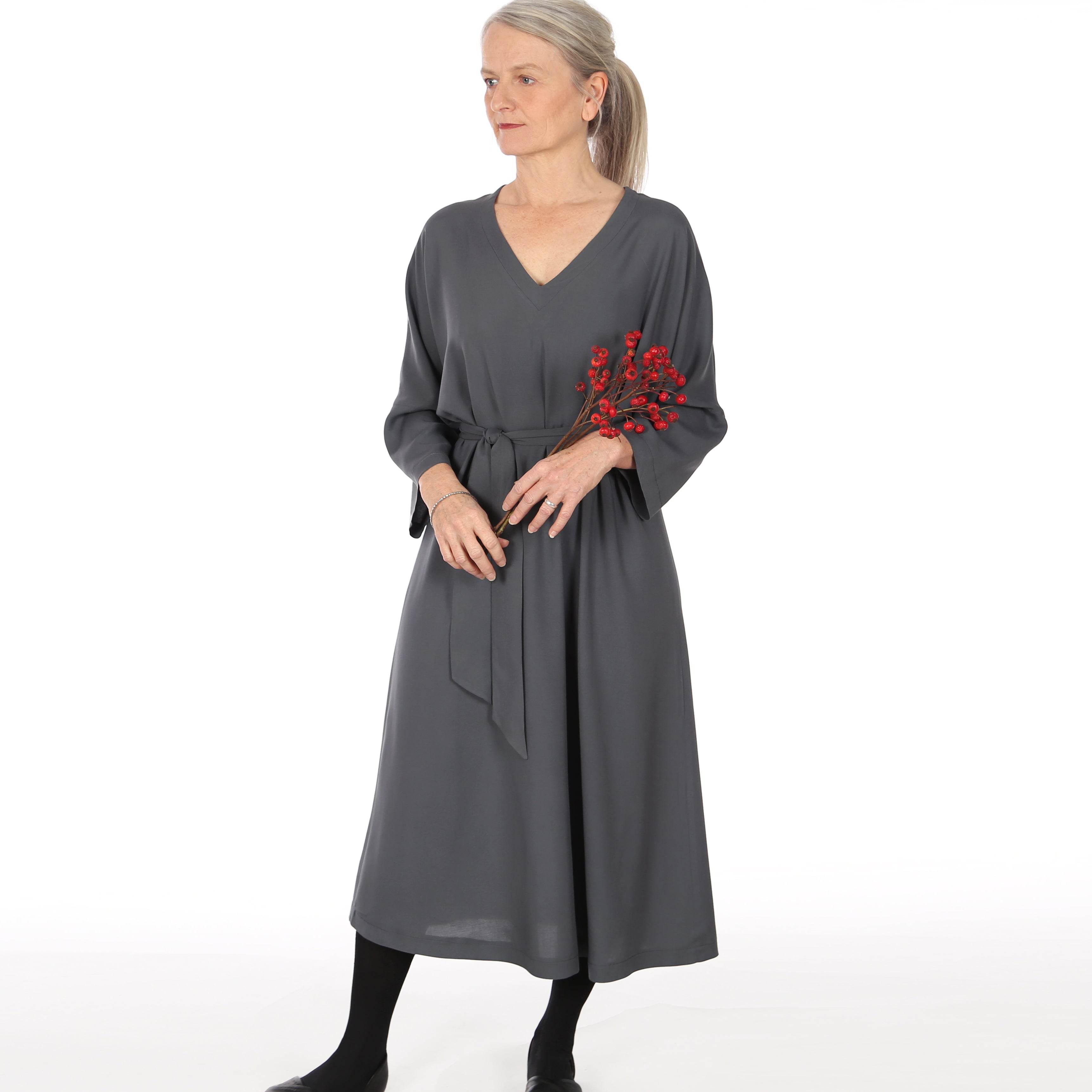 Kleid mit V-Ausschnitt FRAU IVA | Schnittmuster Gr. XS-XXL : - Sewando