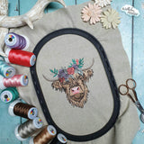 Highland Rind mit Blumenkranz – Stickdatei für deine Stickmaschine - Sewando