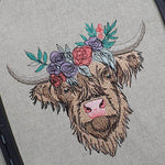 Highland Rind mit Blumenkranz – Stickdatei für deine Stickmaschine - Sewando