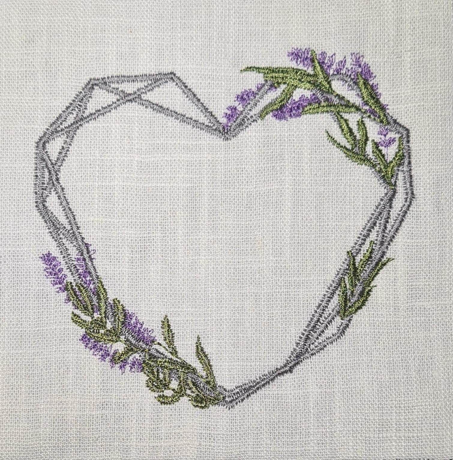 Herzrahmen mit Lavendel Stickdatei – zartes Motiv für Hochzeiten, Geschenke & liebevolle Botschaften - Sewando