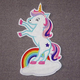 Stickdatei Einhorn stehend auf einer Wolke mit Regenbogen - Sewando