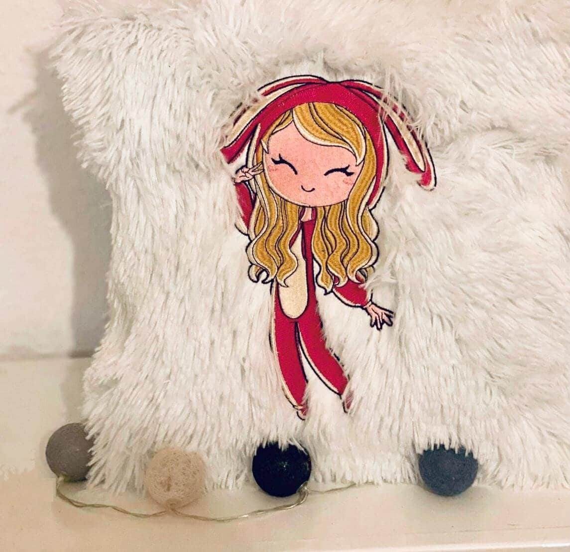 Mädchen im Hasenanzug Stickdatei – zuckersüßes Kuschelfeeling für deine Stickmaschine - Sewando