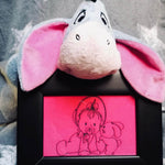 Stickdatei Baby mit Hase – zartes Doodle-Motiv für Geburtsgeschenke - Sewando