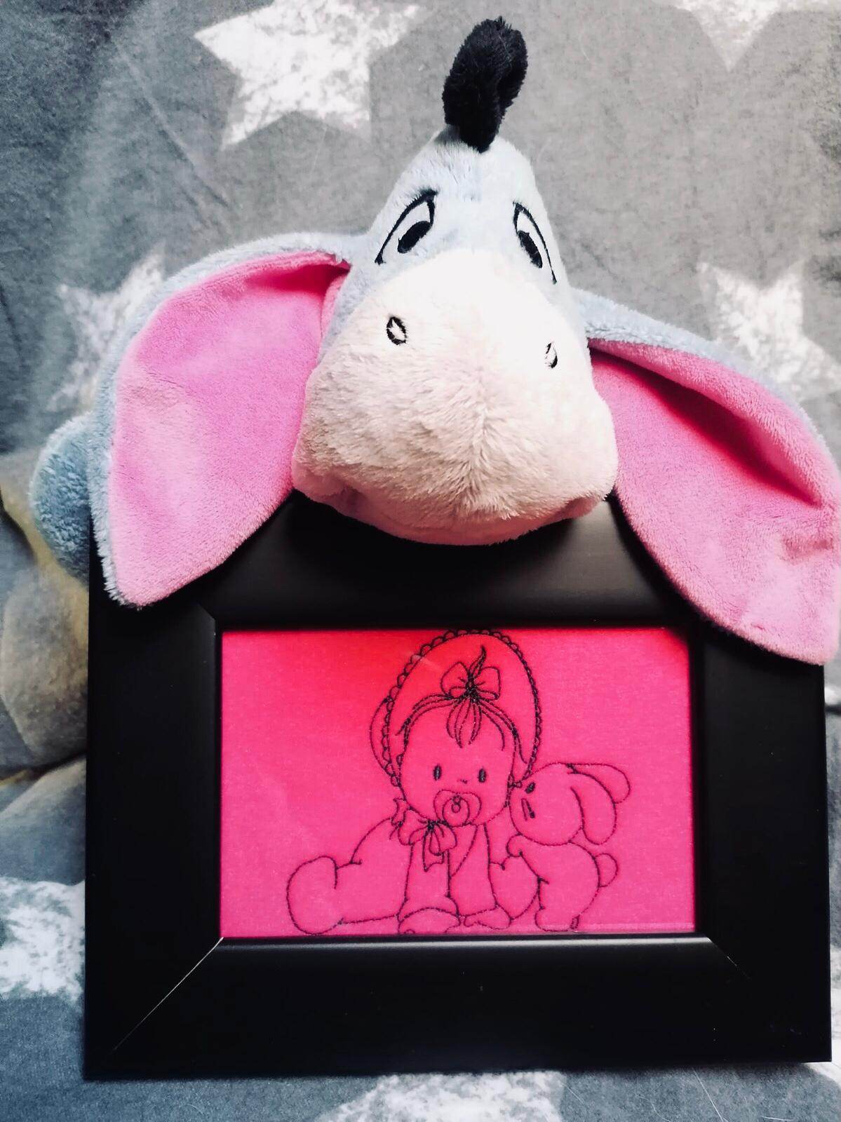 Stickdatei Baby mit Hase – zartes Doodle-Motiv für Geburtsgeschenke - Sewando