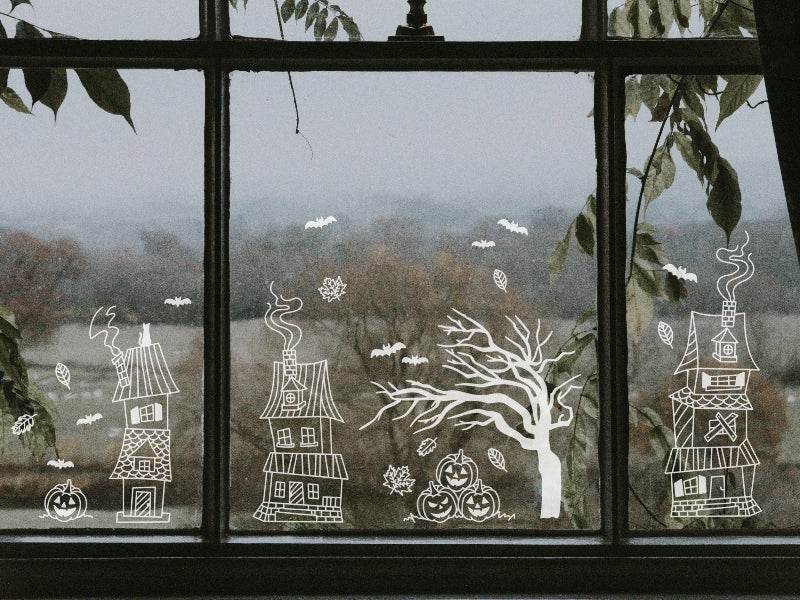 Halloween Town – Halloween Design mit gruseligen Häuschen, Kürbissen und knorrigen Bäumen. Ideal für Fensterbilder, Kissenbezüge und Halloween-Dekorationen.