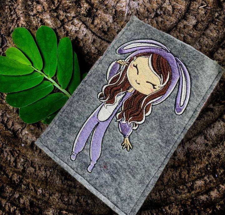 Mädchen im Hasenanzug Stickdatei – zuckersüßes Kuschelfeeling für deine Stickmaschine - Sewando