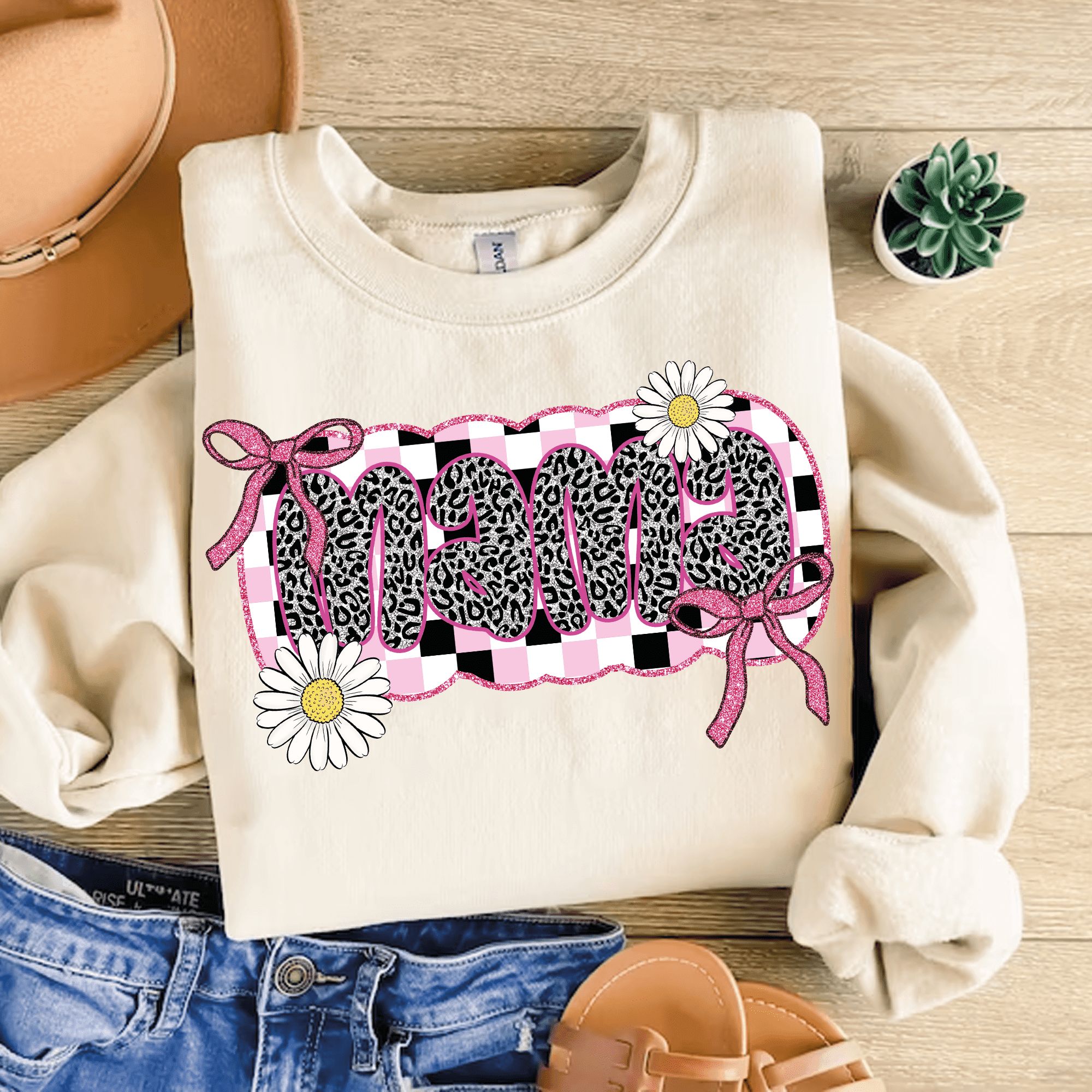 Bügelbild Mama – Leoprint mit Gänseblümchen & Glitzerschleifen (PNG) - Sewando