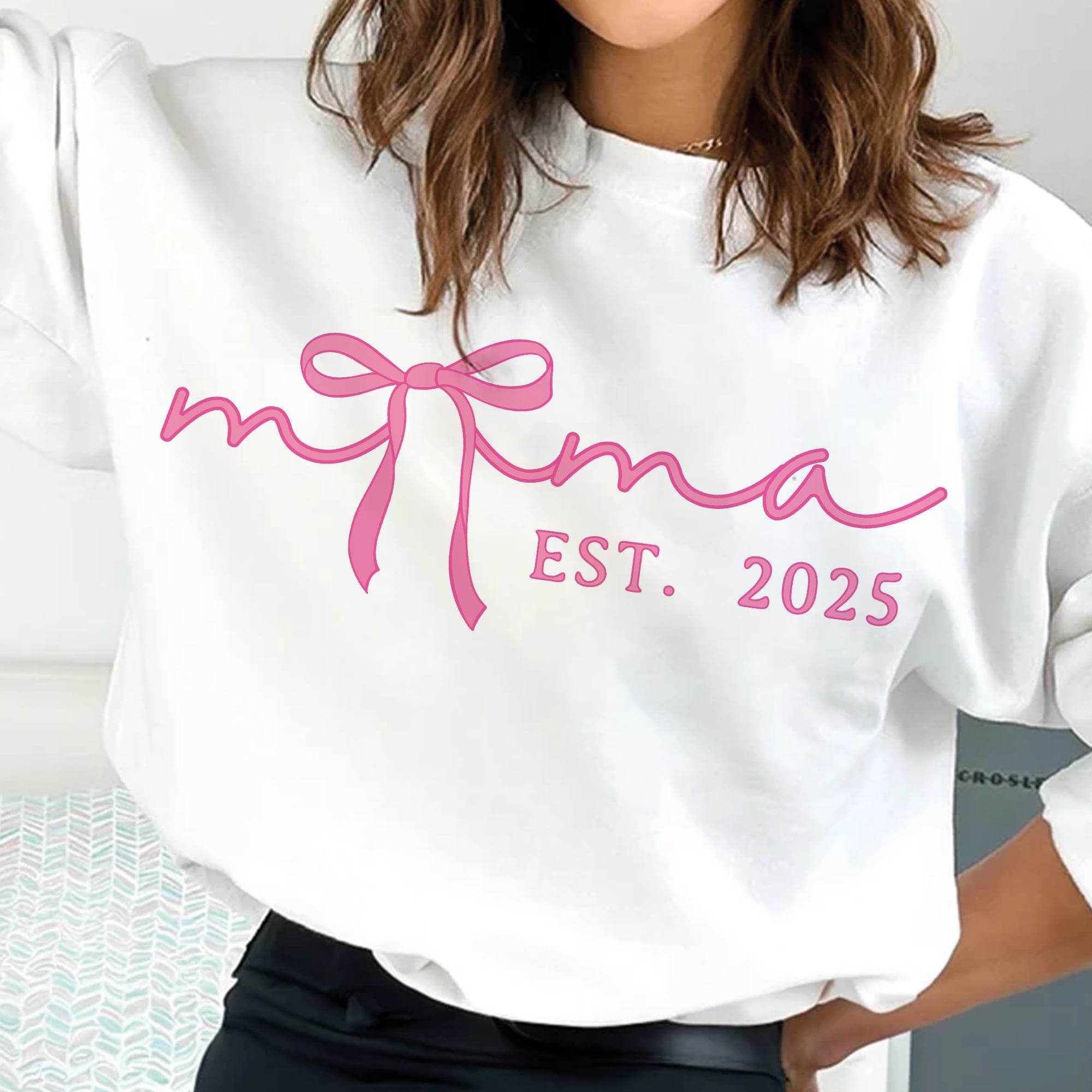 Mama EST. 2025 Plotterdatei – süßes Mama-Design mit Schleife & modernem Schriftzug - Sewando