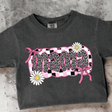 Bügelbild Mama – Leoprint mit Gänseblümchen & Glitzerschleifen (PNG) - Sewando