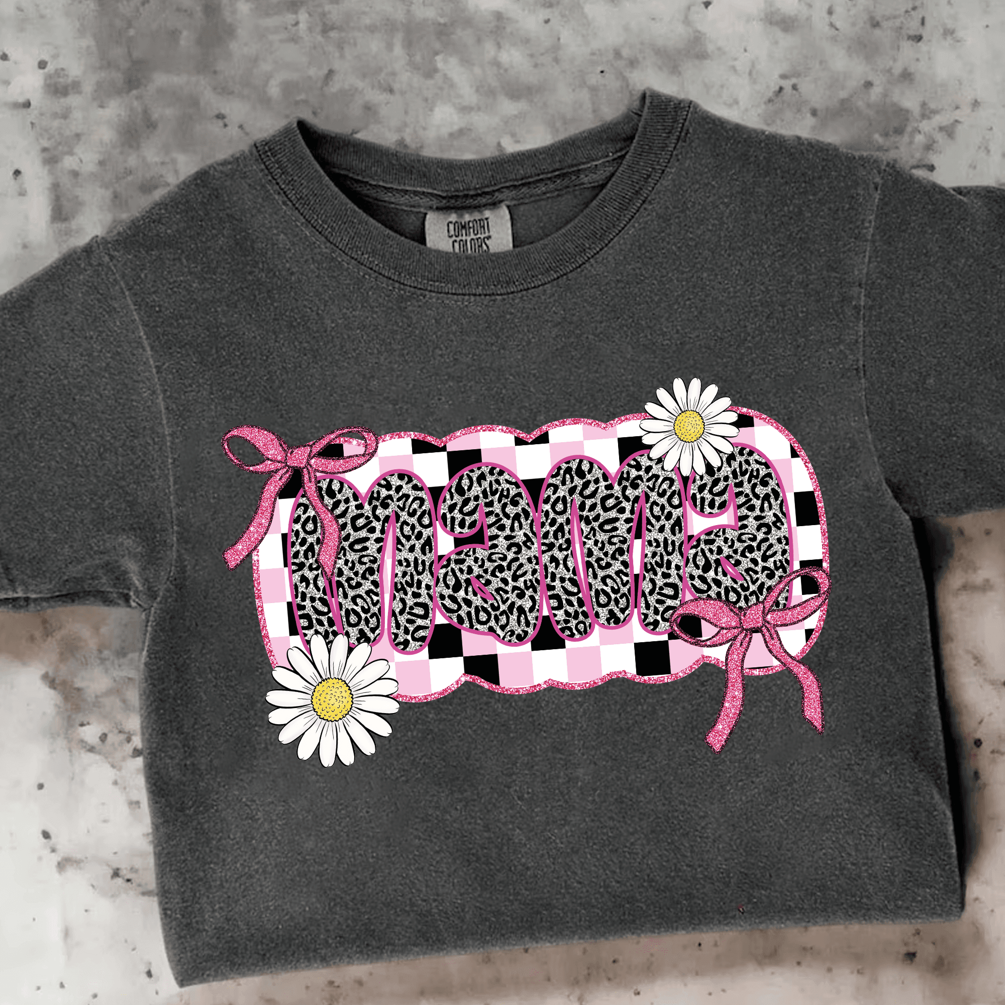 Bügelbild Mama – Leoprint mit Gänseblümchen & Glitzerschleifen (PNG) - Sewando