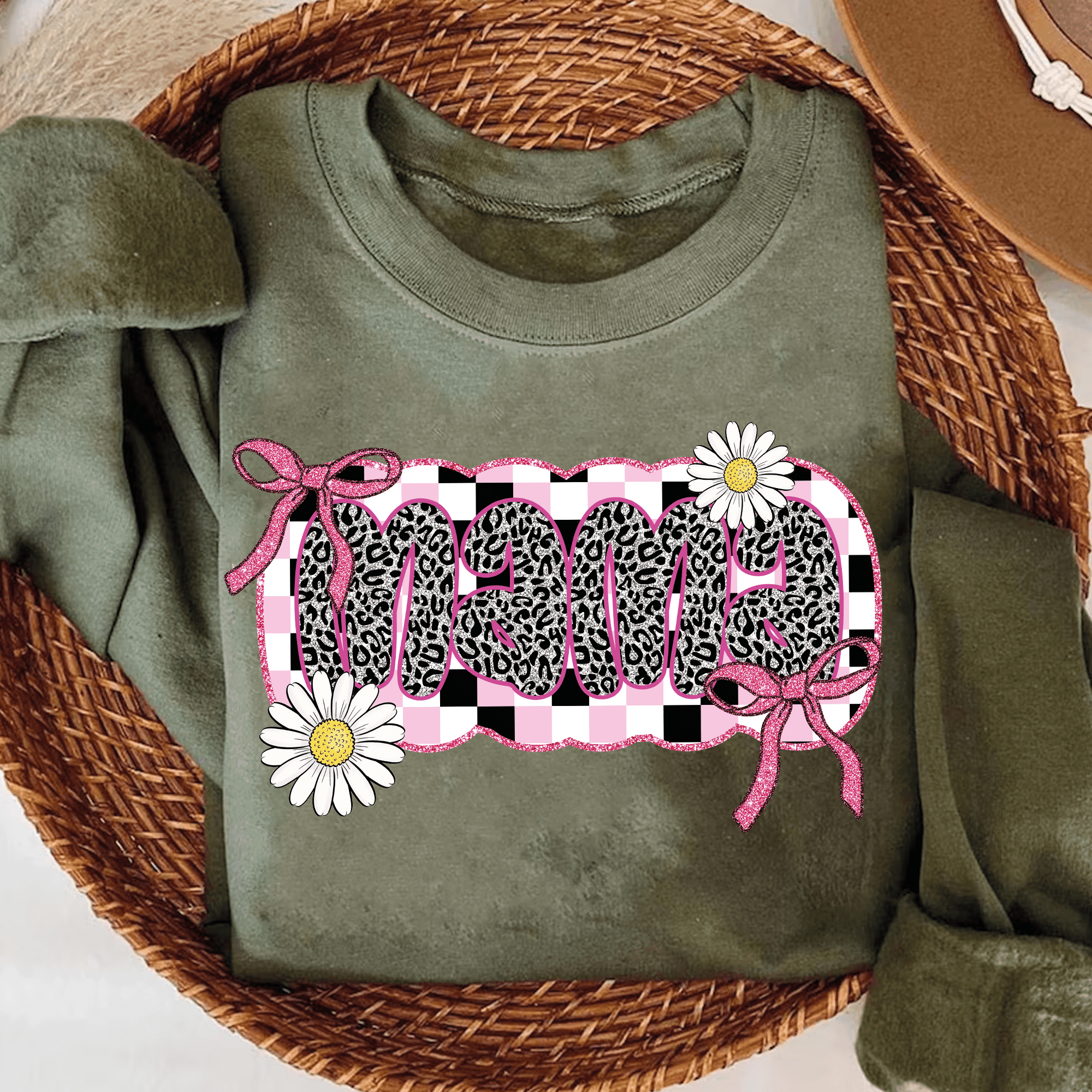 Bügelbild Mama – Leoprint mit Gänseblümchen & Glitzerschleifen (PNG) - Sewando
