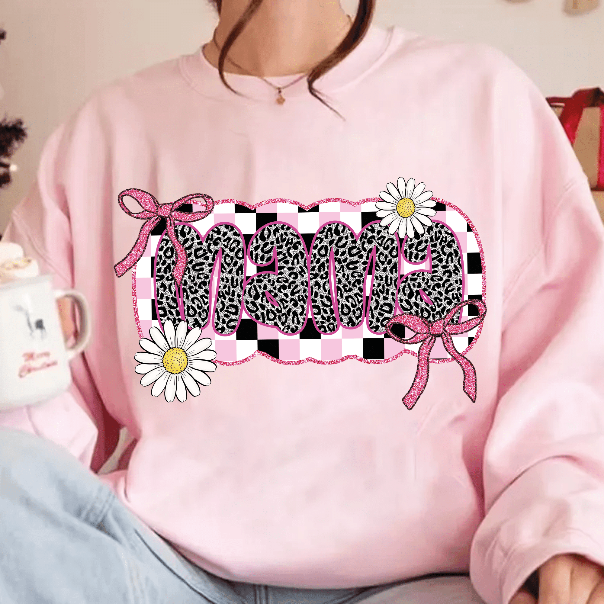 Bügelbild Mama – Leoprint mit Gänseblümchen & Glitzerschleifen (PNG) - Sewando