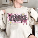 Bügelbild Mama – Leoprint mit Gänseblümchen & Glitzerschleifen (PNG) - Sewando