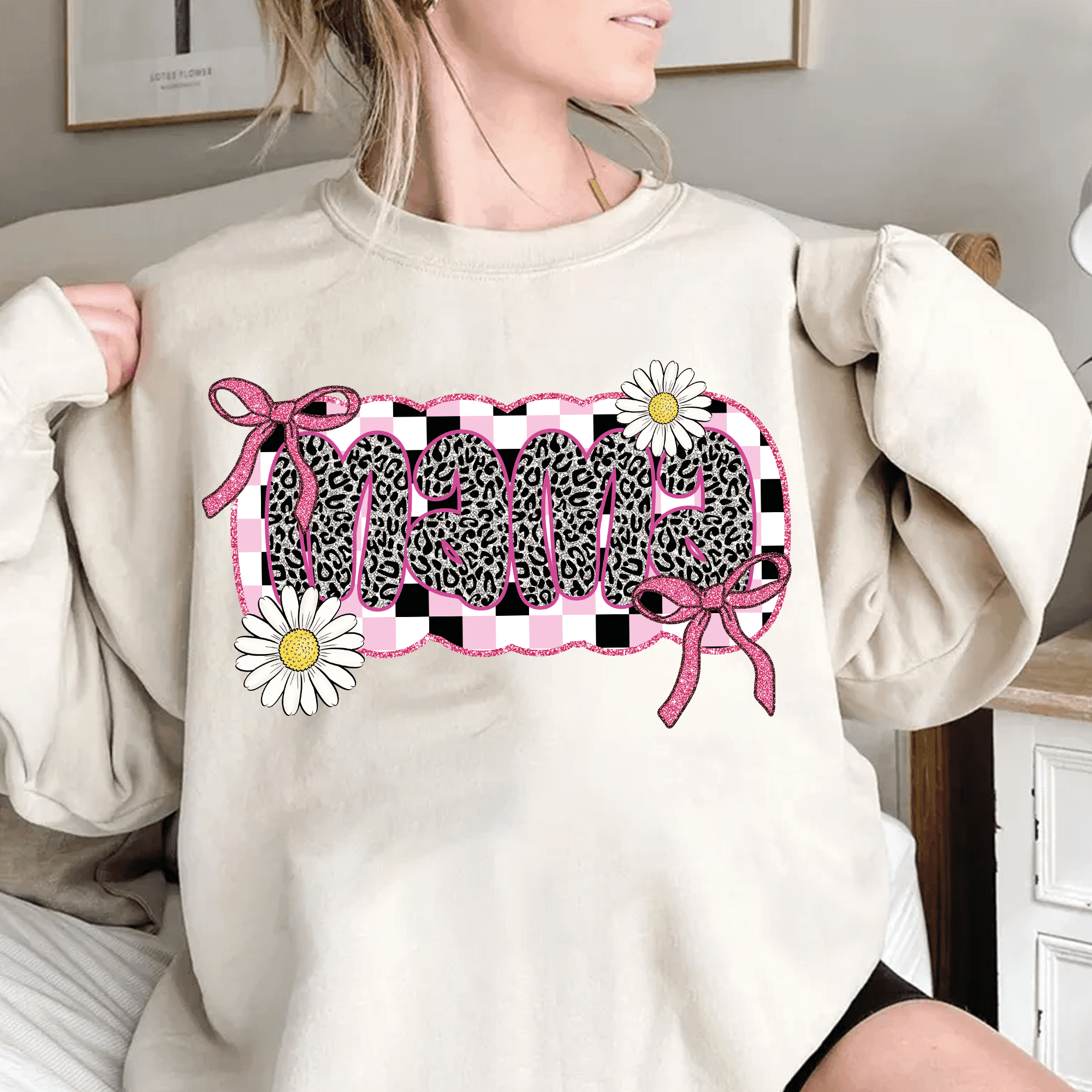 Bügelbild Mama – Leoprint mit Gänseblümchen & Glitzerschleifen (PNG) - Sewando