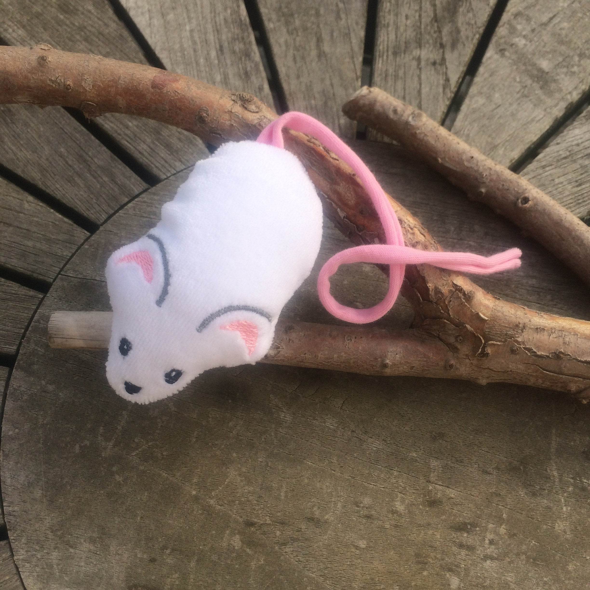 Maus Stickdatei ITH 10x10 Katzenspielzeug Haustierbedarf Stoffmaus Tierspielzeug Anleitung in deutscher Sprache - Sewando