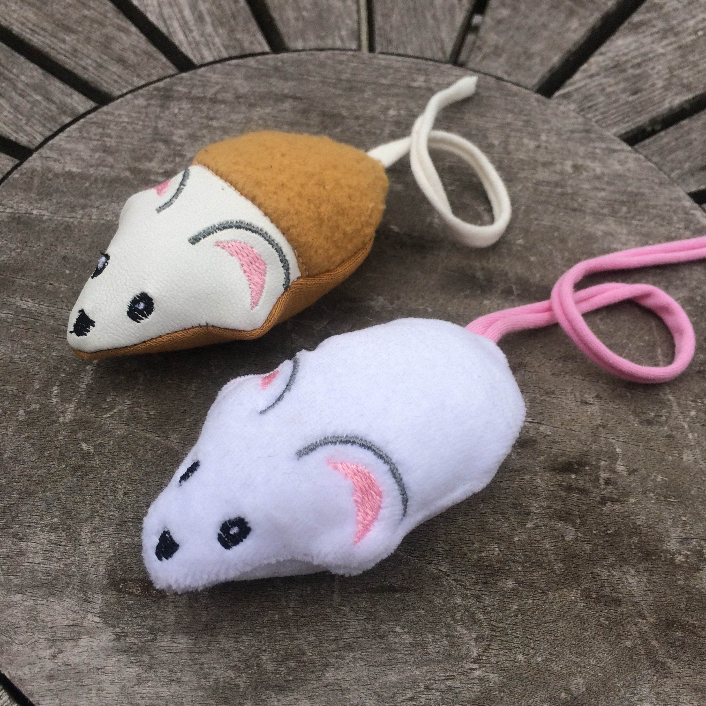 Maus Stickdatei ITH 10x10 Katzenspielzeug Haustierbedarf Stoffmaus Tierspielzeug Anleitung in deutscher Sprache - Sewando