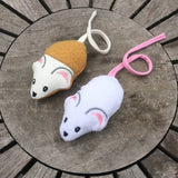 Maus Stickdatei ITH 10x10 Katzenspielzeug Haustierbedarf Stoffmaus Tierspielzeug Anleitung in deutscher Sprache - Sewando