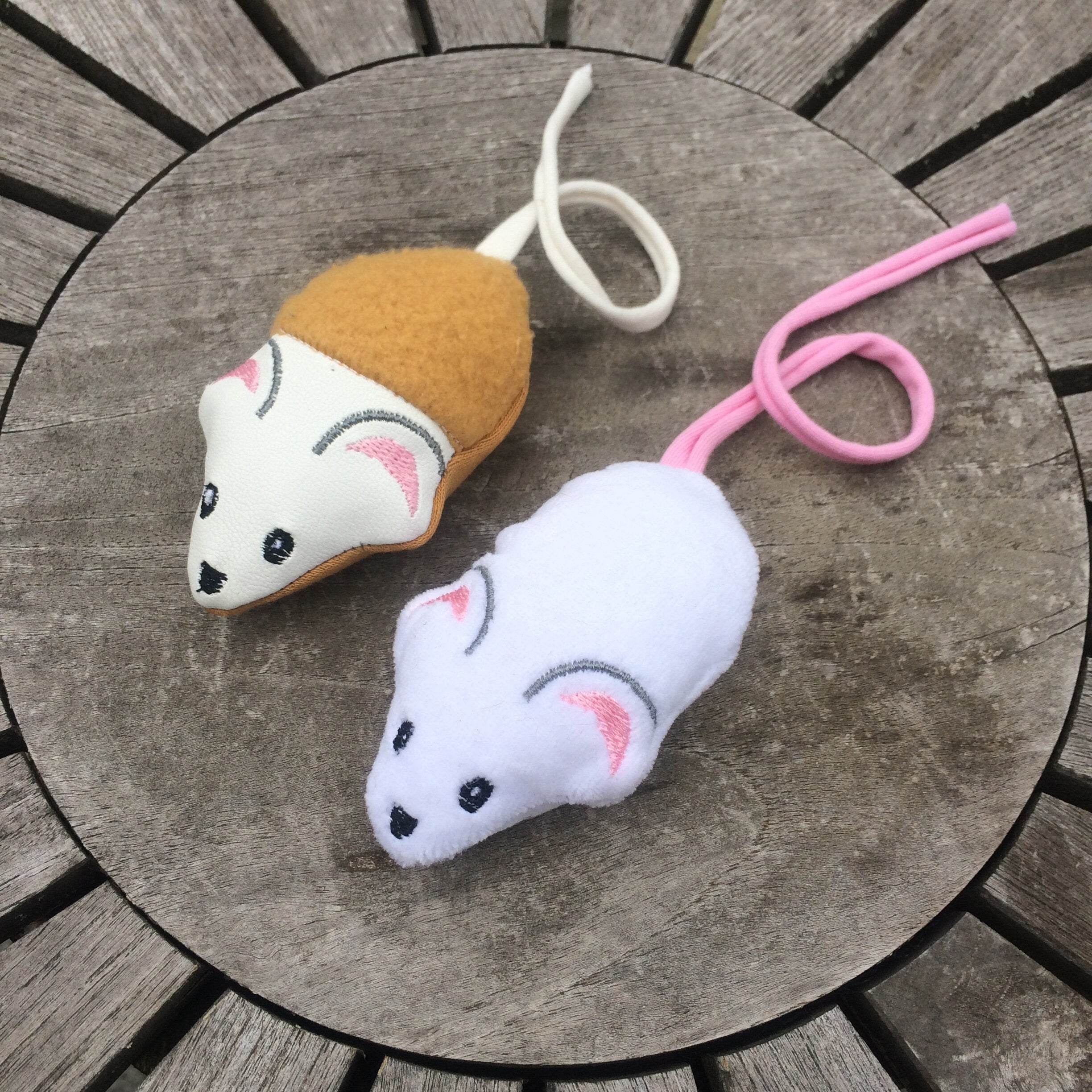 Maus Stickdatei ITH 10x10 Katzenspielzeug Haustierbedarf Stoffmaus Tierspielzeug Anleitung in deutscher Sprache - Sewando