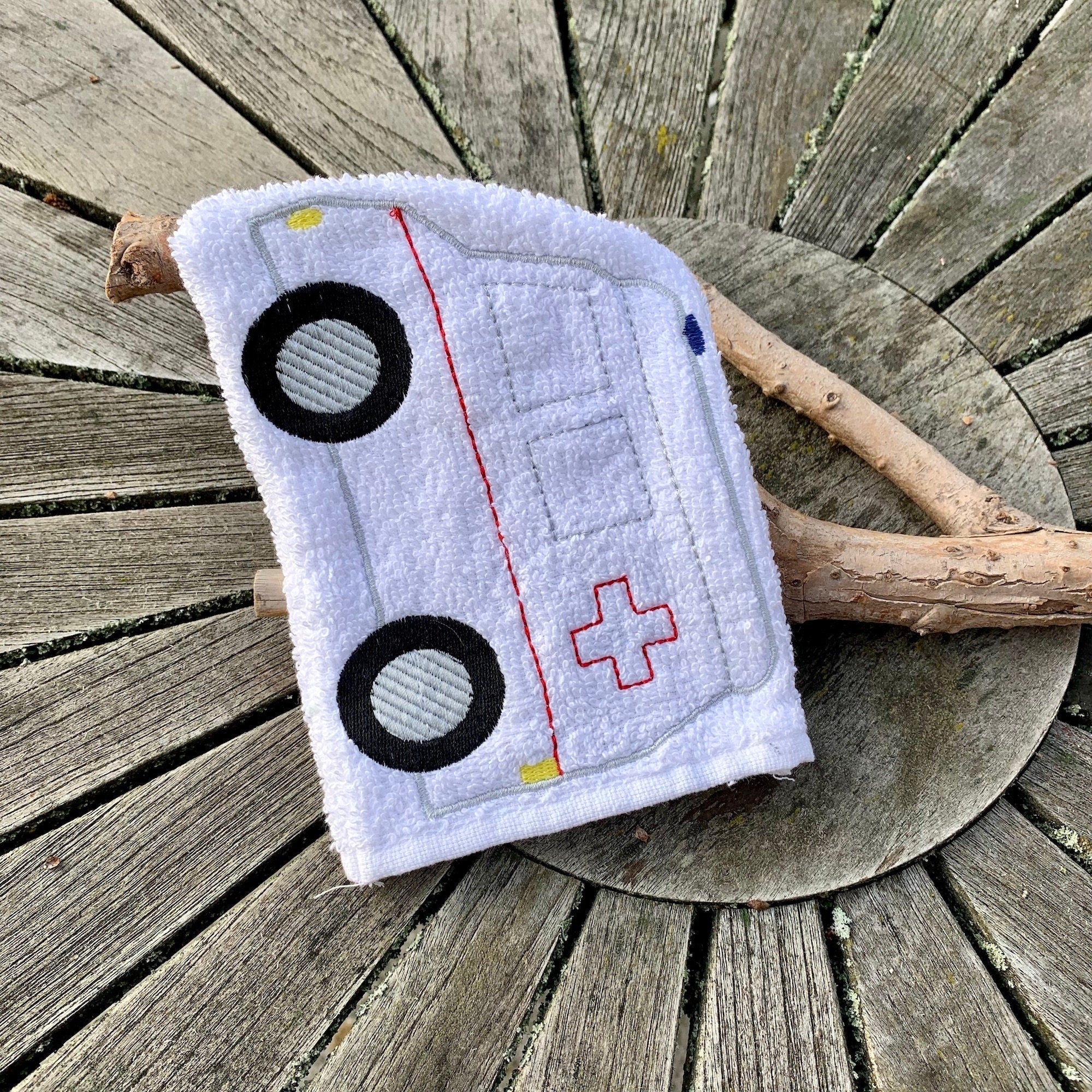 Krankenwagen Waschlappen Stickdatei ITH 13x18 Waschhandschuh RTW Rettungswagen Auto - Sewando