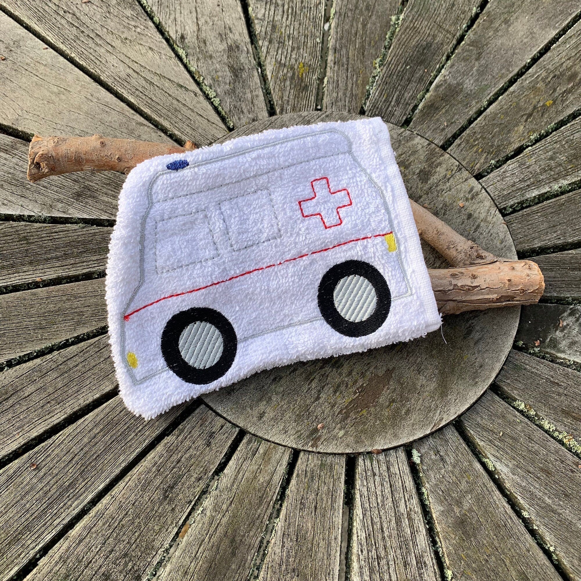 Krankenwagen Waschlappen Stickdatei ITH 13x18 Waschhandschuh RTW Rettungswagen Auto - Sewando