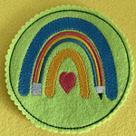 Stickdatei Einschulung Schulkind Buntstift Regenbogen Set 824 Mug Rug und Anhänger - Sewando