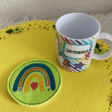 Stickdatei Einschulung Schulkind Buntstift Regenbogen Set 824 Mug Rug und Anhänger - Sewando