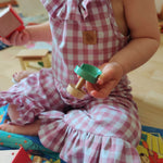 Schnittmuster Pernille – Jumpsuit für Mädchen mit & ohne Rüschen Gr. 92–146 - Sewando