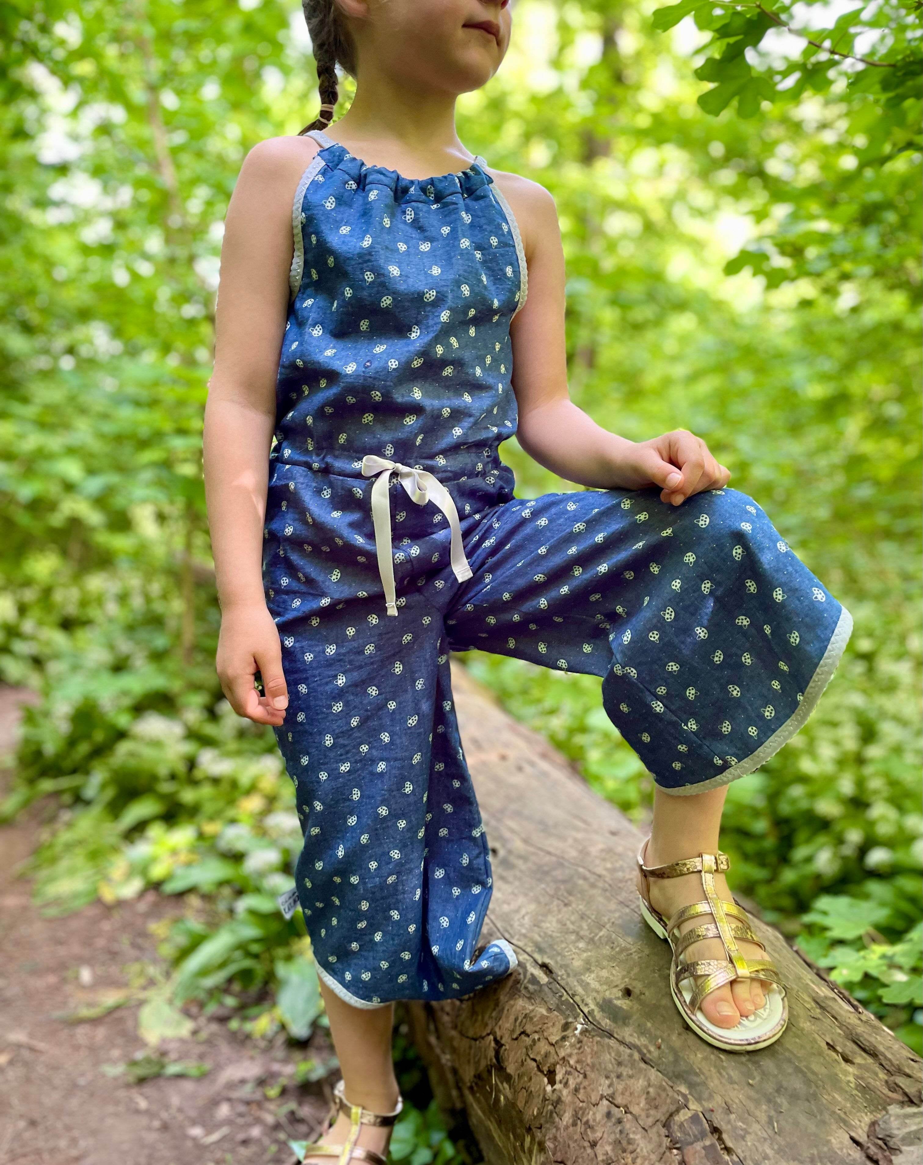 Schnittmuster Pernille – Jumpsuit für Mädchen mit & ohne Rüschen Gr. 92–146 - Sewando