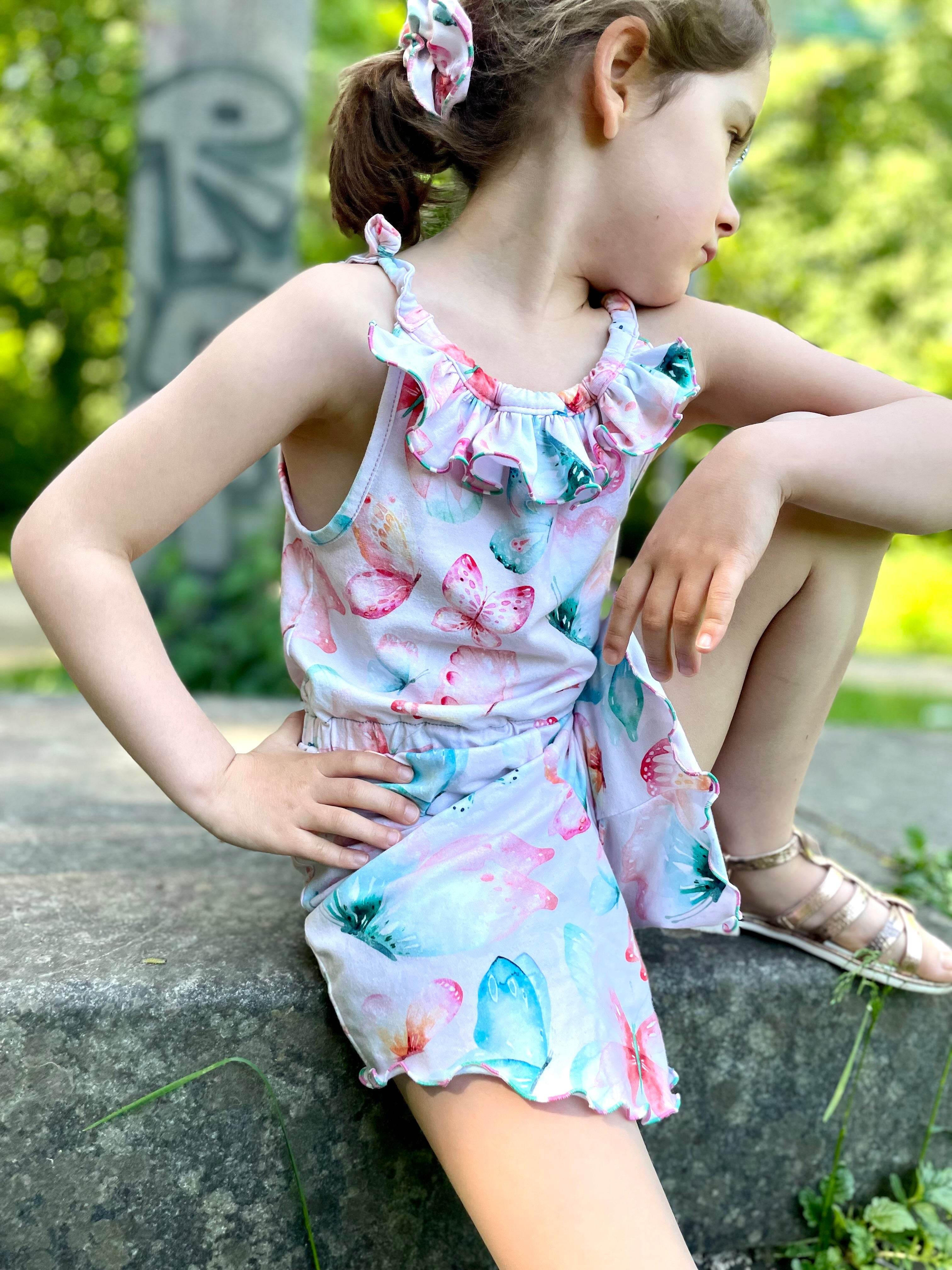 Schnittmuster Pernille – Jumpsuit für Mädchen mit & ohne Rüschen Gr. 92–146 - Sewando