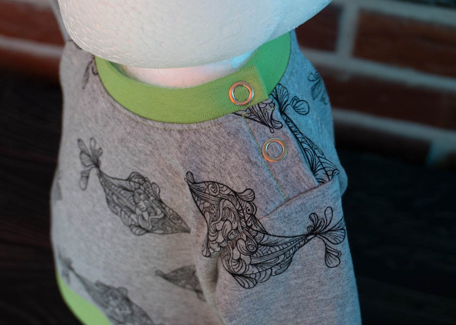 Schnittmuster Jojo – Babypullover mit Schulterknopfleiste Gr. 56-98 - Sewando