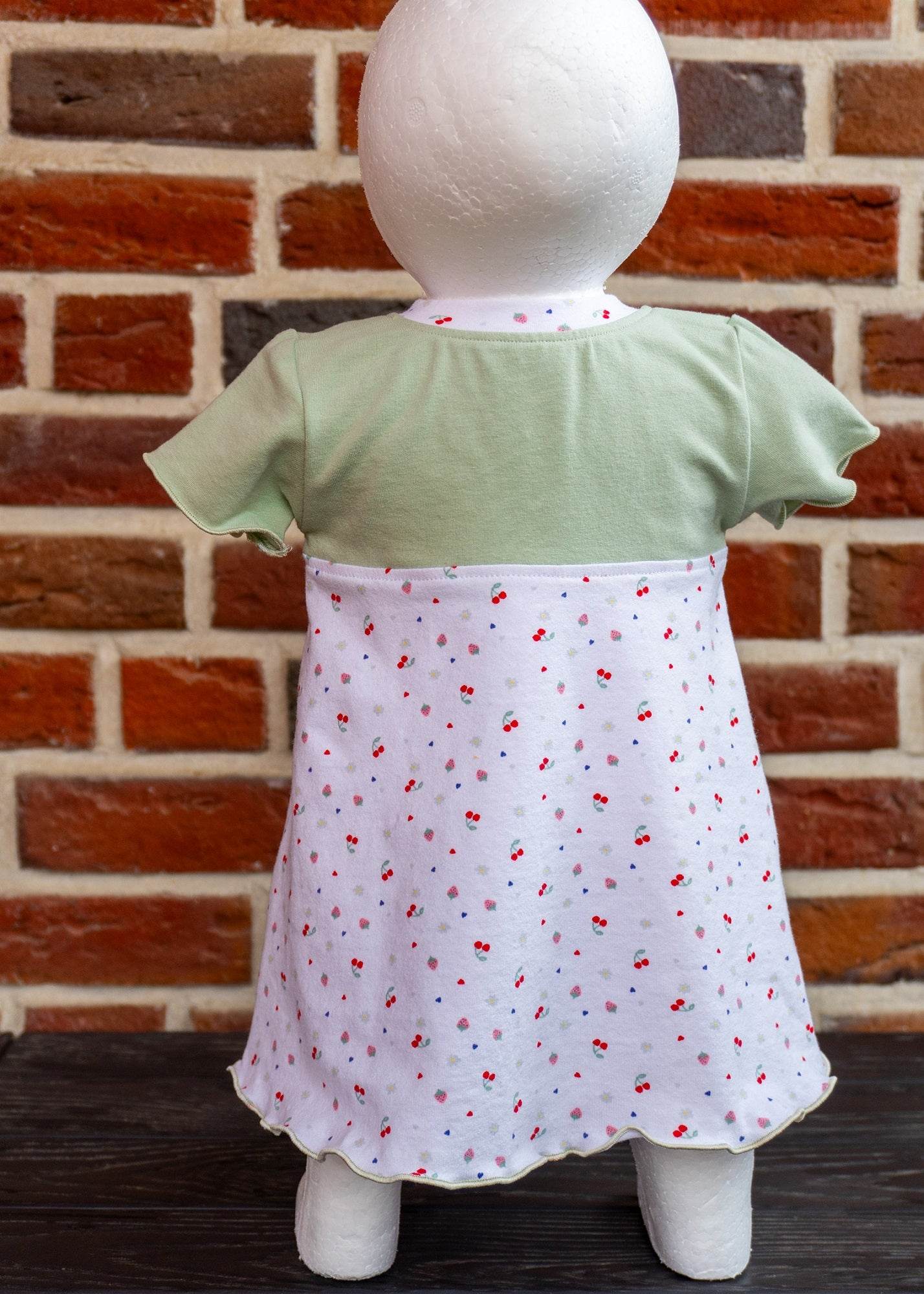 Schnittmuster Linn – Babyshirt oder Kleid mit senkrechter Knopfleiste & Teilung Gr. 56-98 - Sewando