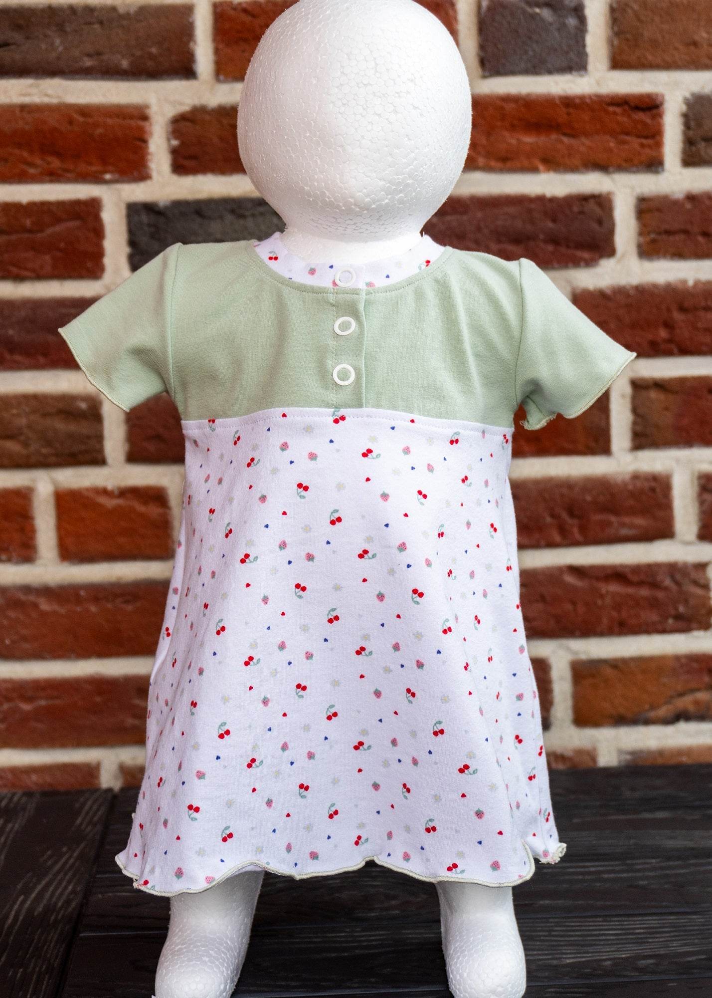 Schnittmuster Linn – Babyshirt oder Kleid mit senkrechter Knopfleiste & Teilung Gr. 56-98 - Sewando