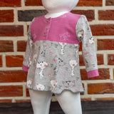 Schnittmuster Linn – Babyshirt oder Kleid mit senkrechter Knopfleiste & Teilung Gr. 56-98 - Sewando
