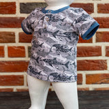 Schnittmuster Linn – Babyshirt oder Kleid mit senkrechter Knopfleiste & Teilung Gr. 56-98 - Sewando