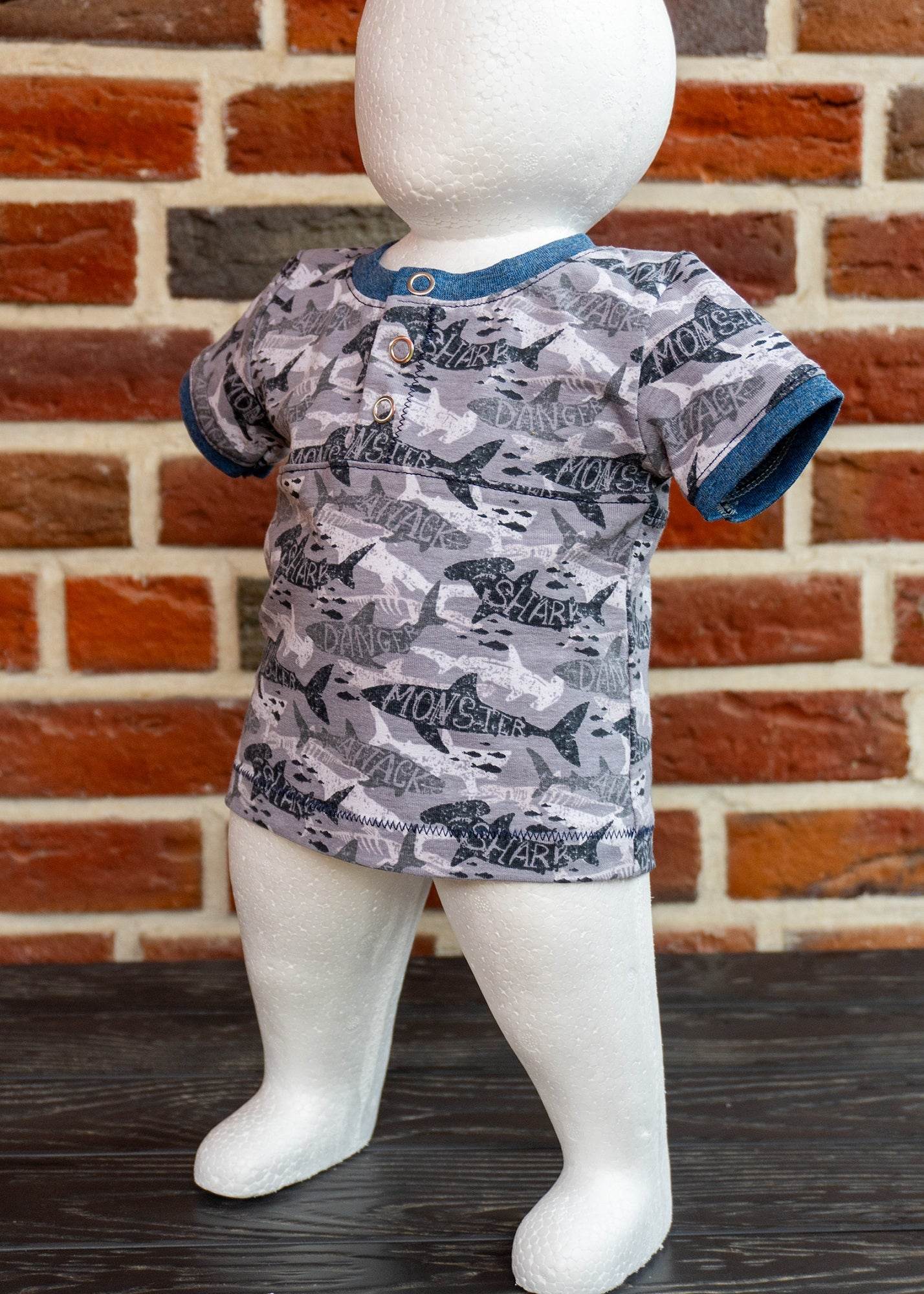 Schnittmuster Linn – Babyshirt oder Kleid mit senkrechter Knopfleiste & Teilung Gr. 56-98 - Sewando