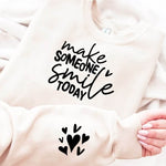 Make Someone Smile Today – Handlettering Design mit Herz-Ärmelmotiv (SVG, PNG, EPS) - Sewando