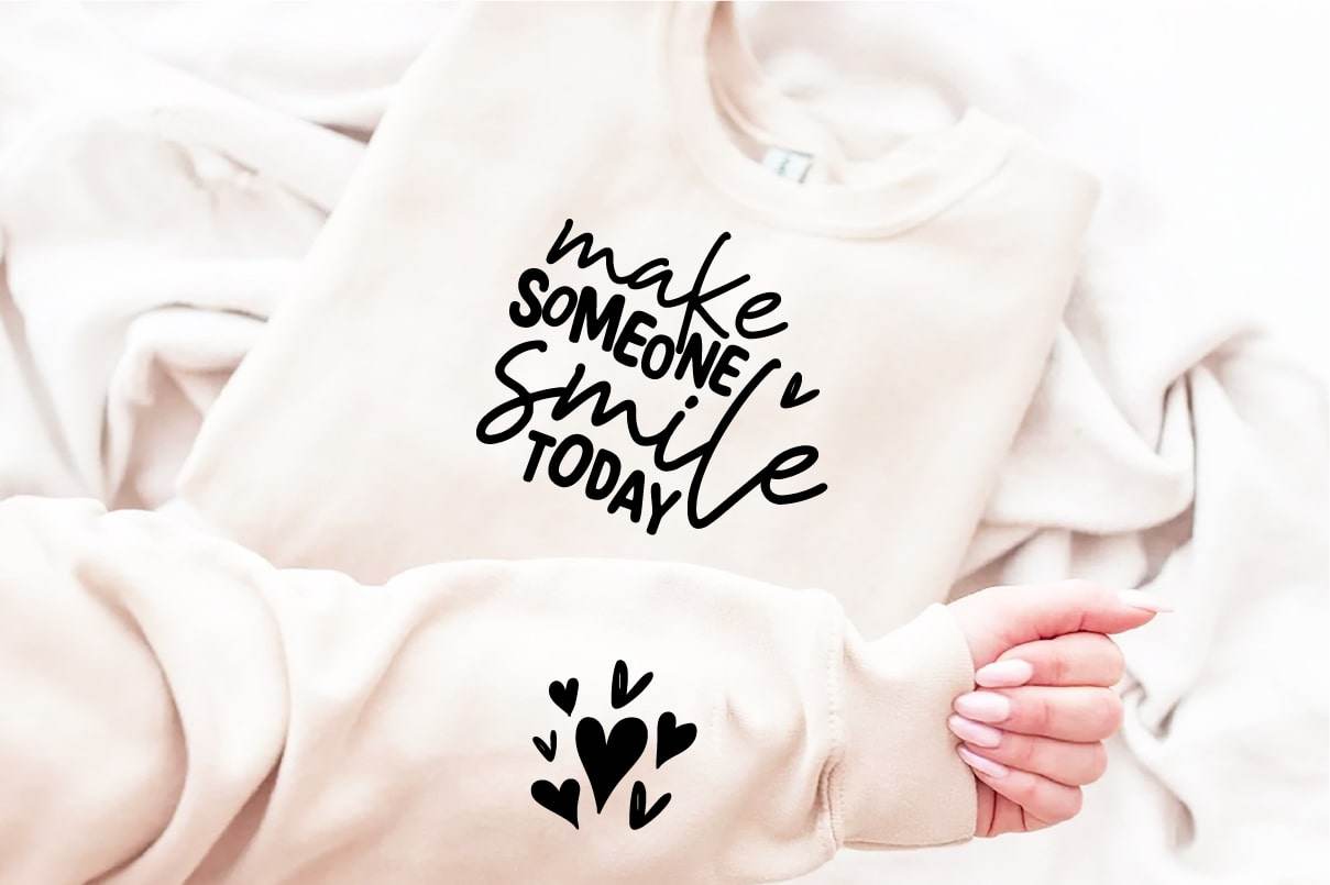 Make Someone Smile Today – Handlettering Design mit Herz-Ärmelmotiv (SVG, PNG, EPS) - Sewando