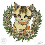 Katze Stickdatei – süßes Kätzchen im Gänseblümchenkranz für deine Stickmaschine - Sewando