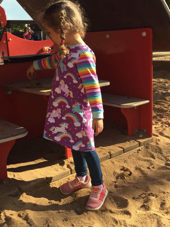 Schnittmuster timtom No.32 Sweatkleid mit Vokuhila-Saum Gr. 86-152 - Sewando