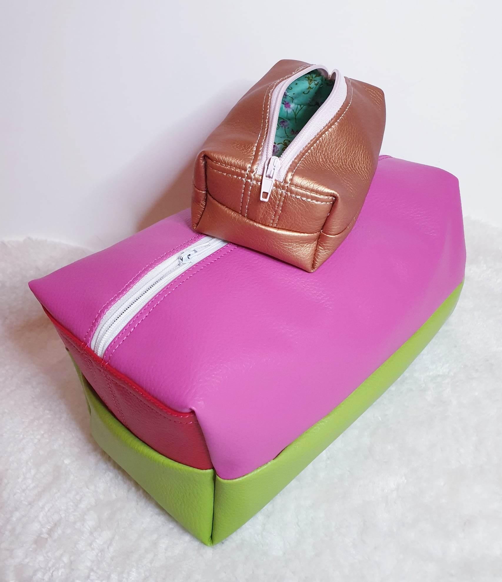 KultiBag Tasche ITH Stickdatei Kulturtasche Komplett in einem Rahmen ab 10x10 in 7 Größen - Sewando