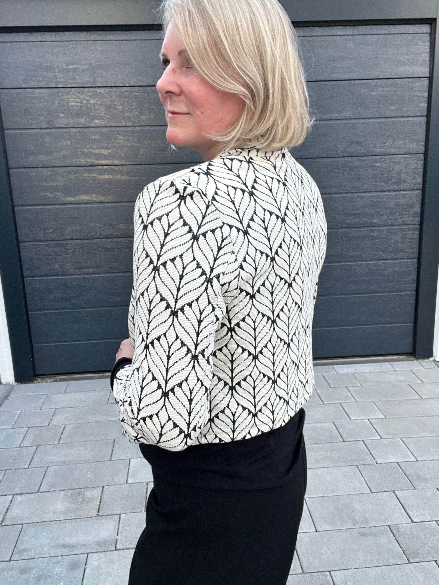 Schnittmuster kurzer Jersey Blazer LILIA (34-58) - Sewando