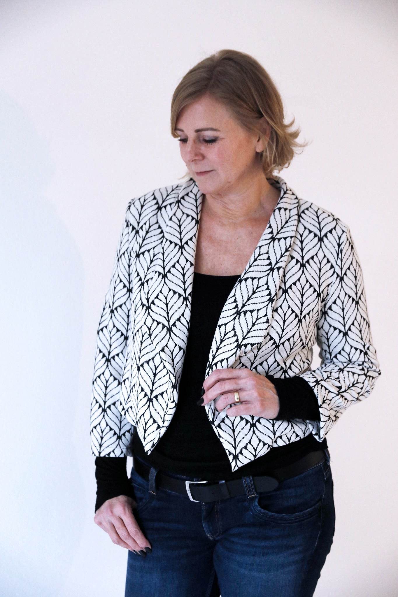 Schnittmuster kurzer Jersey Blazer LILIA (34-58) - Sewando